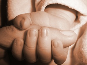 Es nimmt ja nicht nur einen Finger: Ein Baby dringt in die Paarbeziehung ein ... 